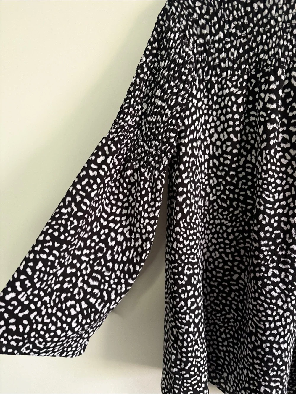 MICHAEL Michael Kors M Black White Animal Print Pleated 3/4 Sleeve Blouse